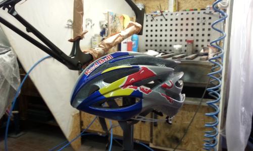 Casco con verniciatura e logo